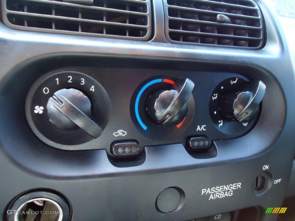 2004 Nissan Frontier XE King Cab Controls Photo #39201779