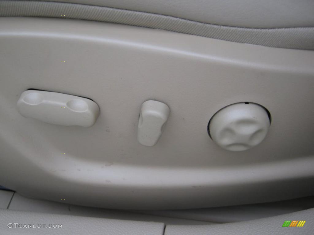 2011 Buick Lucerne CXL Controls Photo #39202303