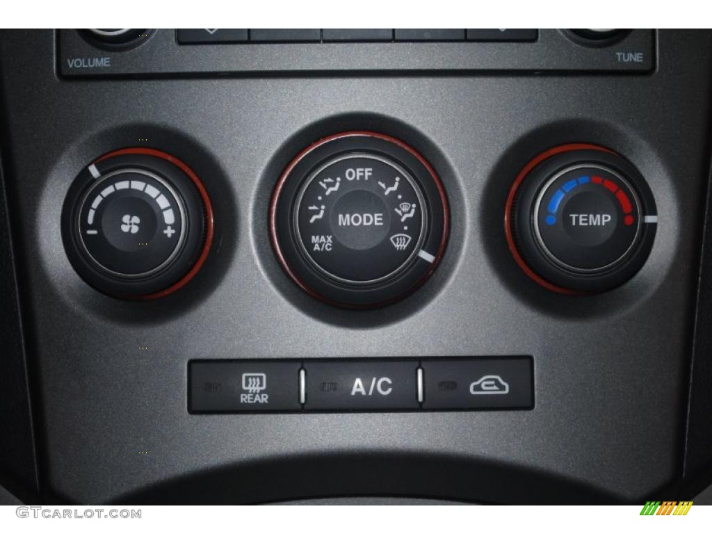 2008 Kia Rondo LX Controls Photo #39202692
