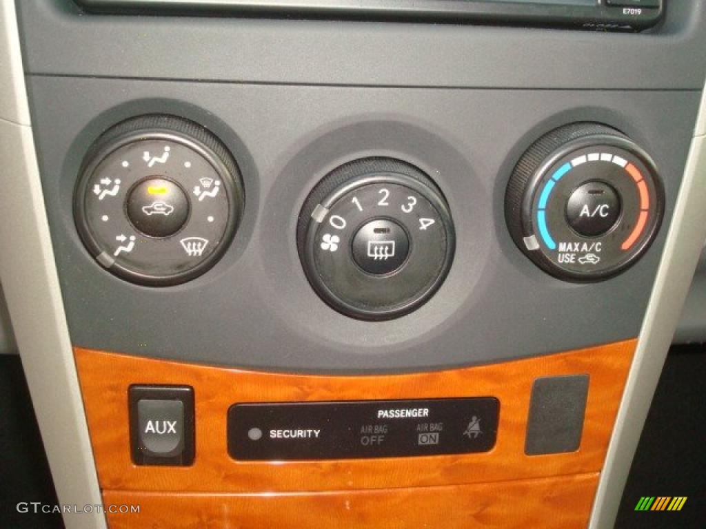 2009 Toyota Corolla XLE Controls Photos