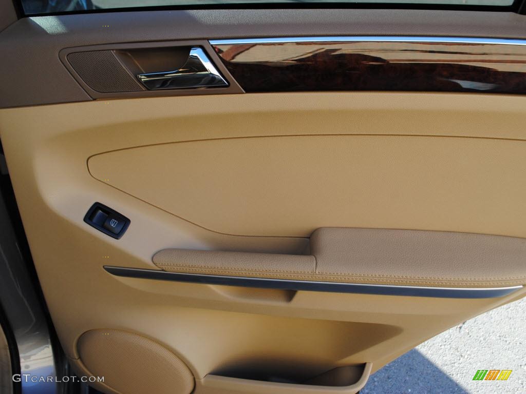 2007 Mercedes-Benz ML 500 4Matic Macadamia Door Panel Photo #39207442