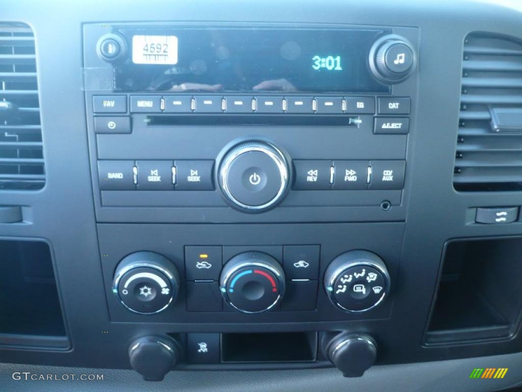 2011 GMC Sierra 1500 SL Extended Cab 4x4 Controls Photo #39210082