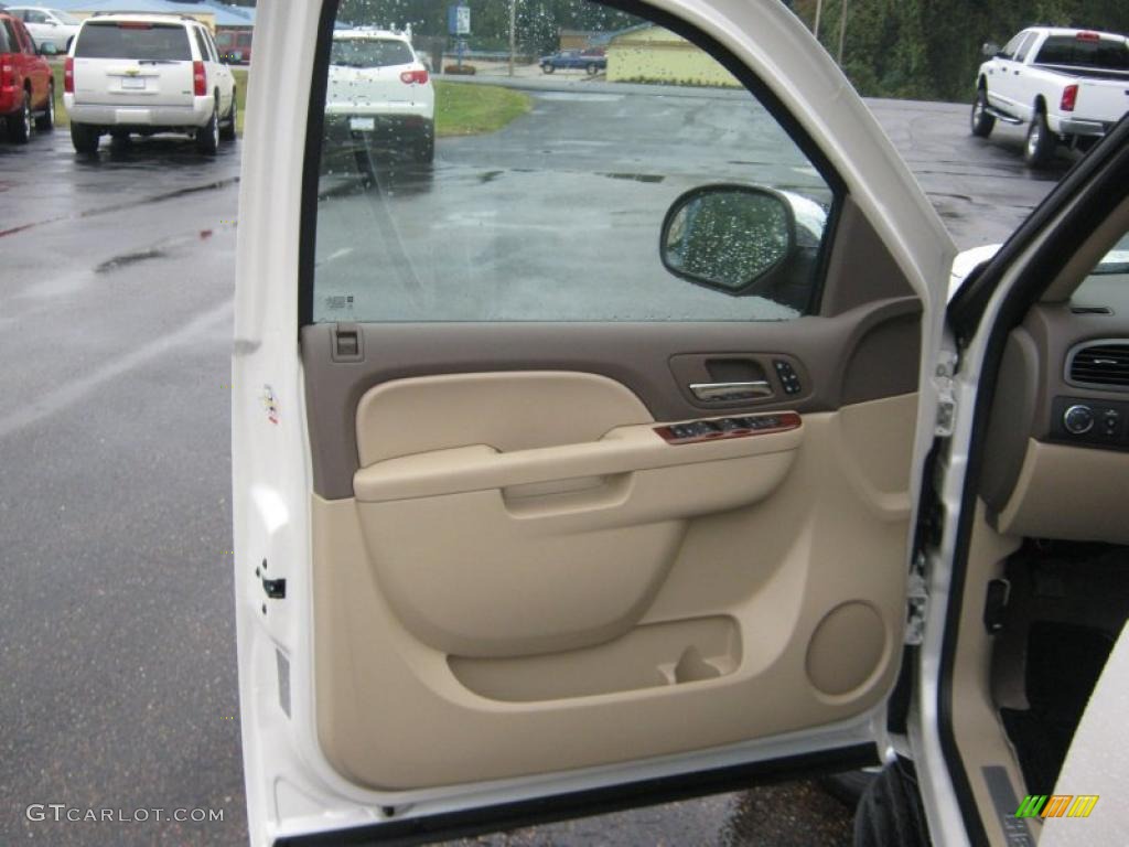 2011 Chevrolet Tahoe LTZ Light Cashmere/Dark Cashmere Door Panel Photo #39211038