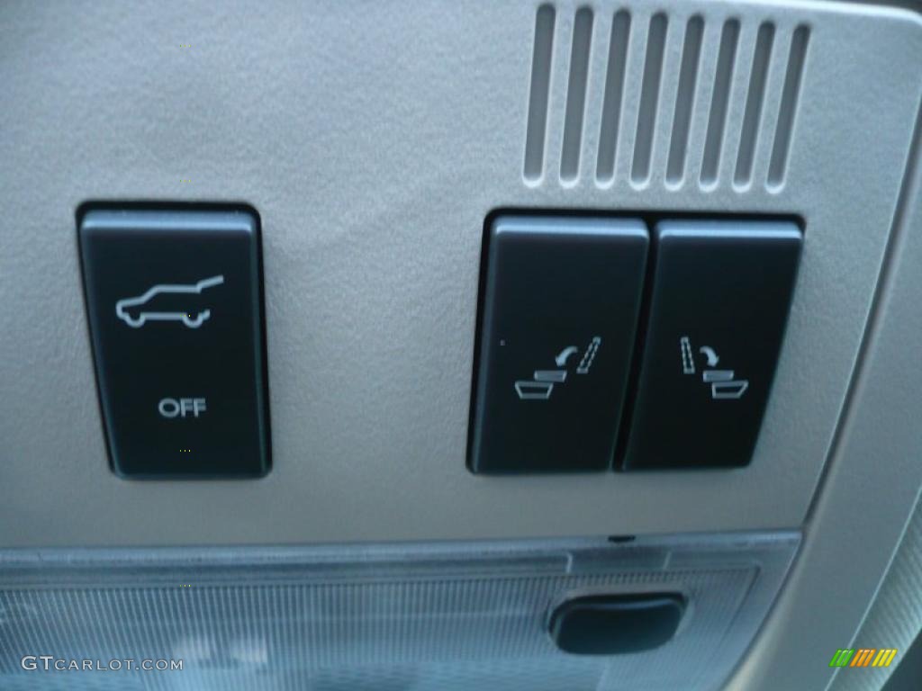 2009 Chevrolet Tahoe LTZ Controls Photo #39211918