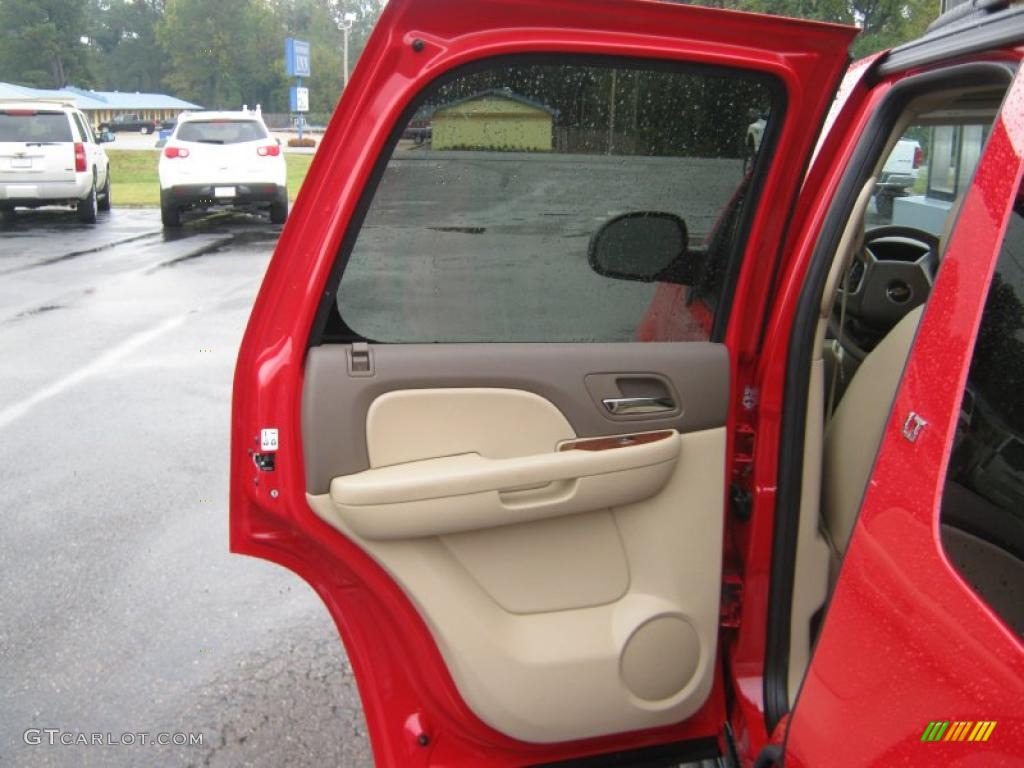 2011 Chevrolet Tahoe LT Light Cashmere/Dark Cashmere Door Panel Photo #39212134