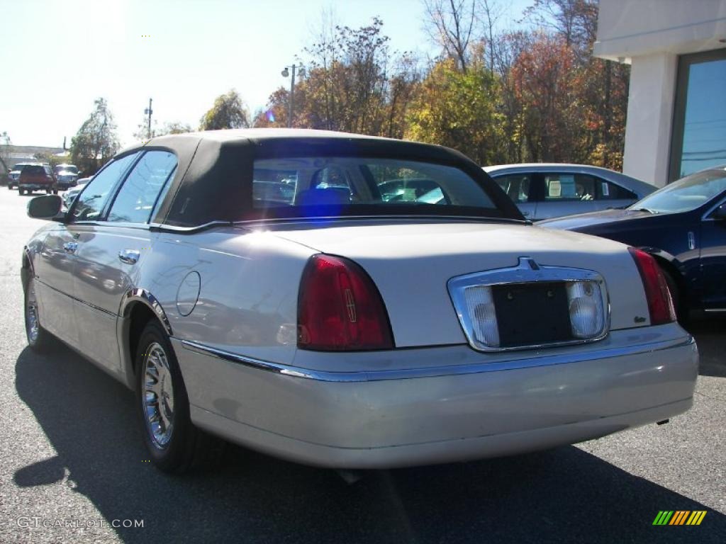 2002 Town Car Cartier - Ivory Parchment Pearl / Light Parchment photo #4