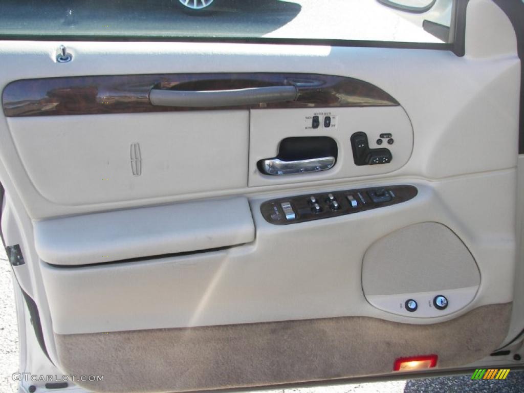 2002 Lincoln Town Car Cartier Light Parchment Door Panel Photo #39214782