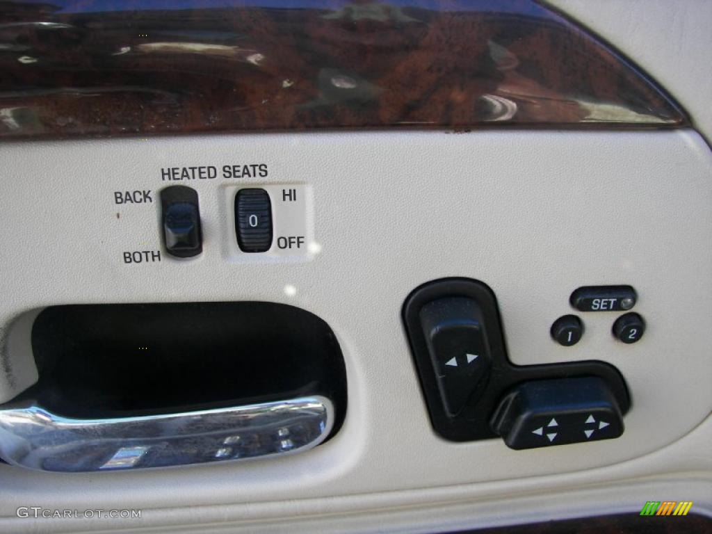 2002 Lincoln Town Car Cartier Controls Photo #39214798