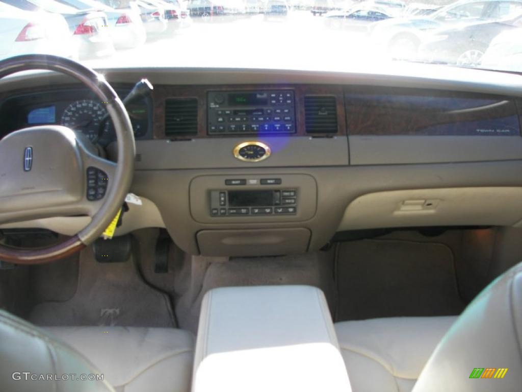2002 Lincoln Town Car Cartier Light Parchment Dashboard Photo #39214862