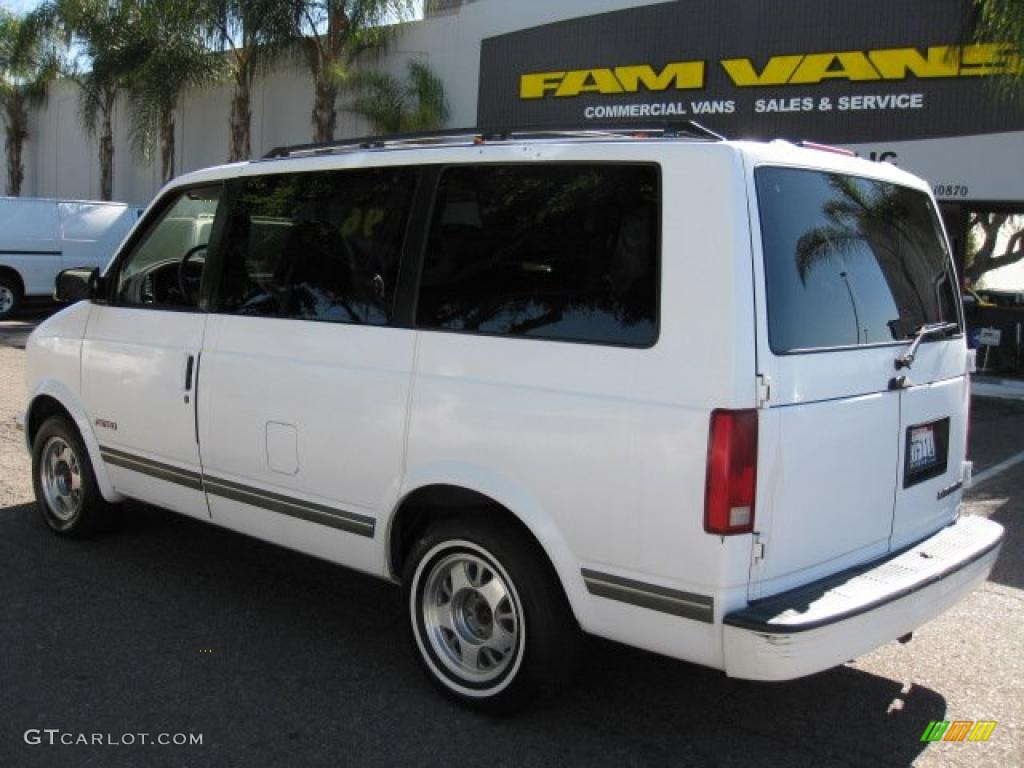 1996 Astro LS Passenger Van - Ghost White / Gray photo #3