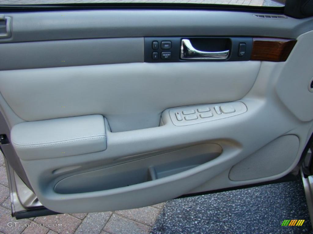 2004 Cadillac Seville SLS Shale Door Panel Photo #39216662