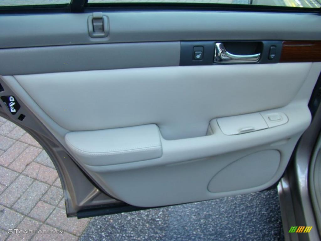 2004 Cadillac Seville SLS Shale Door Panel Photo #39216726