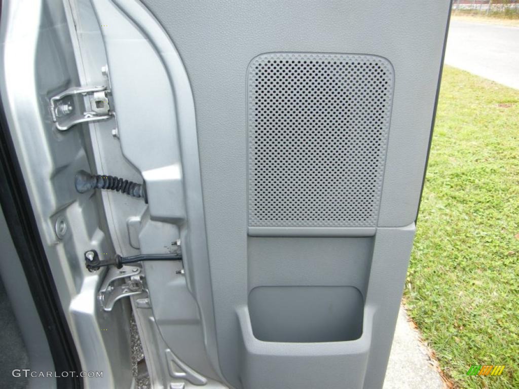 2005 F150 XL Regular Cab - Silver Metallic / Medium Flint Grey photo #23