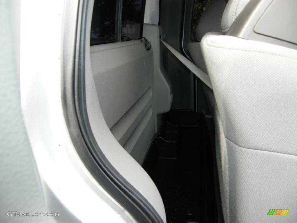 2005 F150 XL Regular Cab - Silver Metallic / Medium Flint Grey photo #25