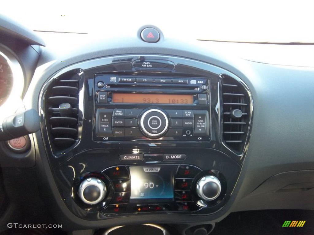 2011 Nissan Juke SV AWD Controls Photo #39236188