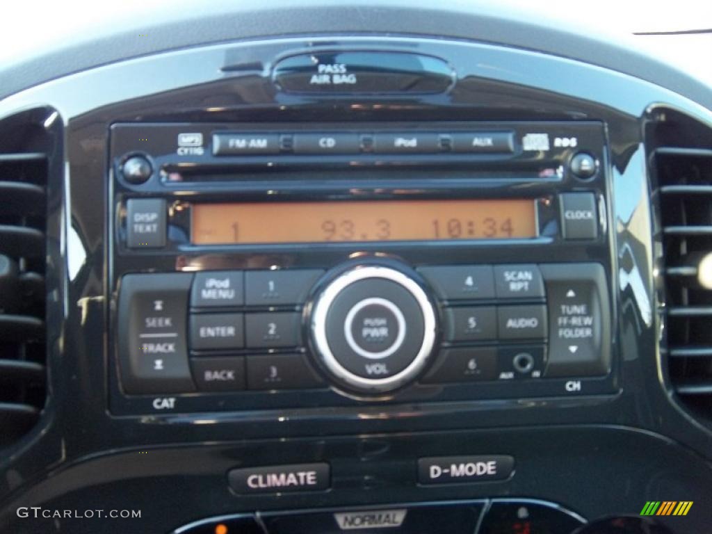 2011 Nissan Juke SV AWD Controls Photo #39236205