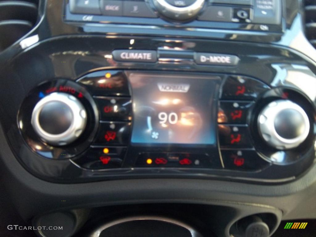 2011 Nissan Juke SV AWD Controls Photo #39236221