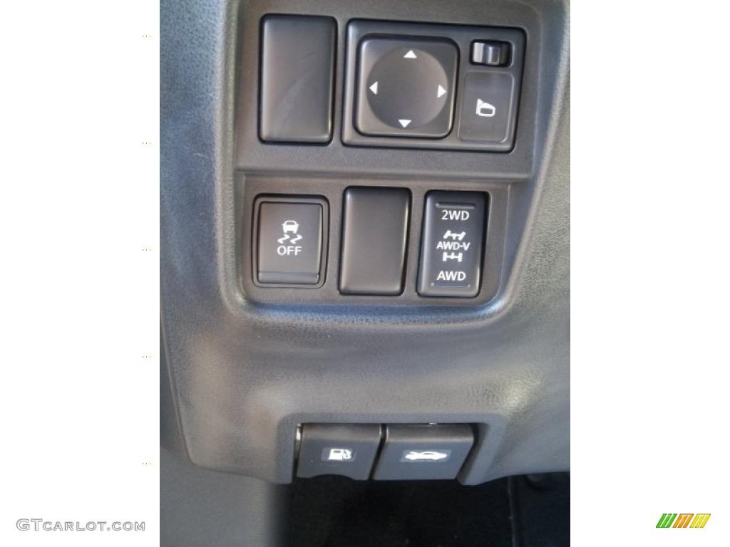2011 Nissan Juke SV AWD Controls Photo #39236373