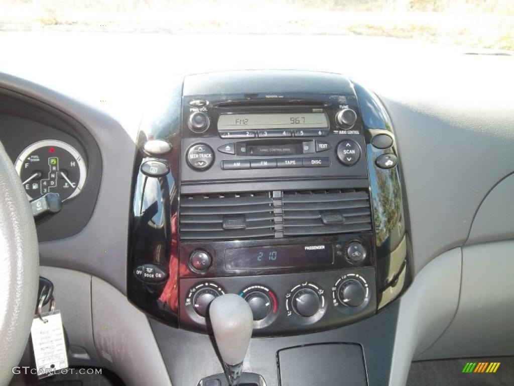 2005 Toyota Sienna LE AWD Controls Photo #39236617
