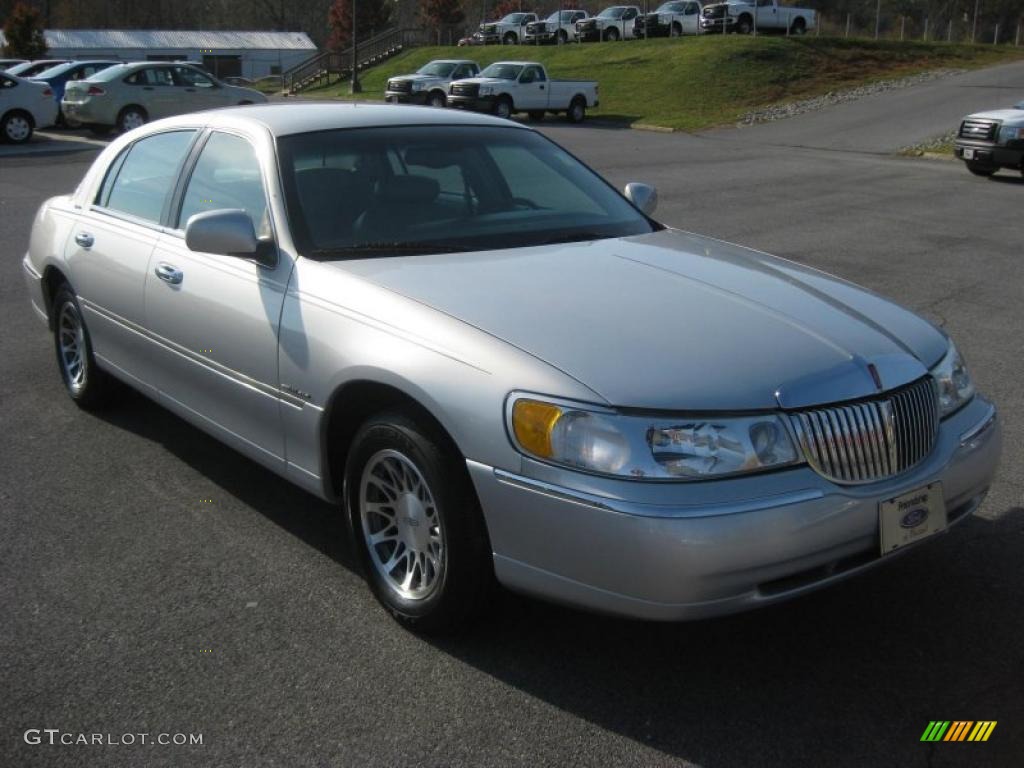 Silver Frost Metallic 2002 Lincoln Town Car Signature Exterior Photo #39242674