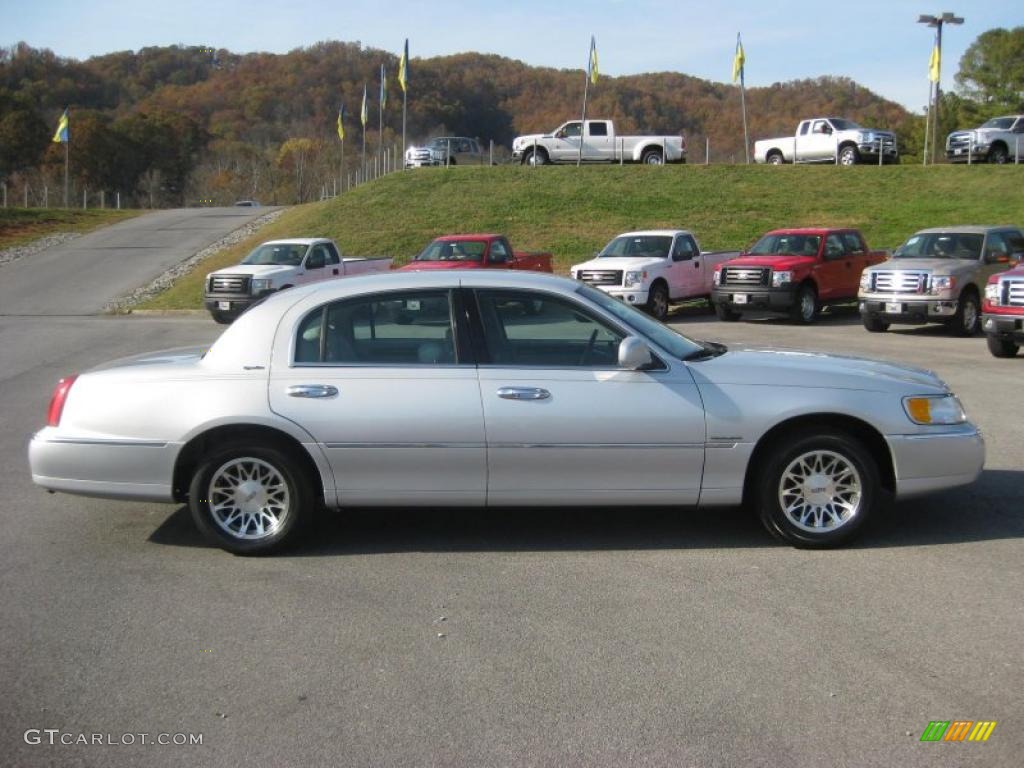 Silver Frost Metallic 2002 Lincoln Town Car Signature Exterior Photo #39242690