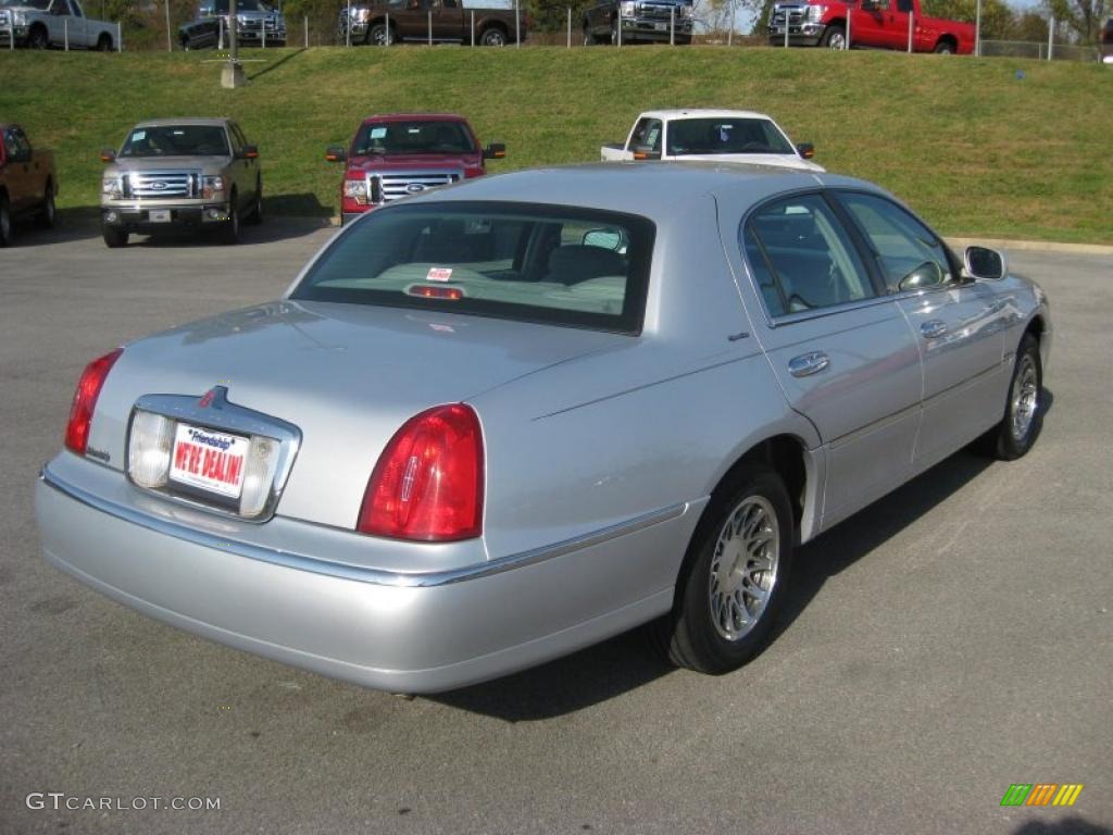 Silver Frost Metallic 2002 Lincoln Town Car Signature Exterior Photo #39242706