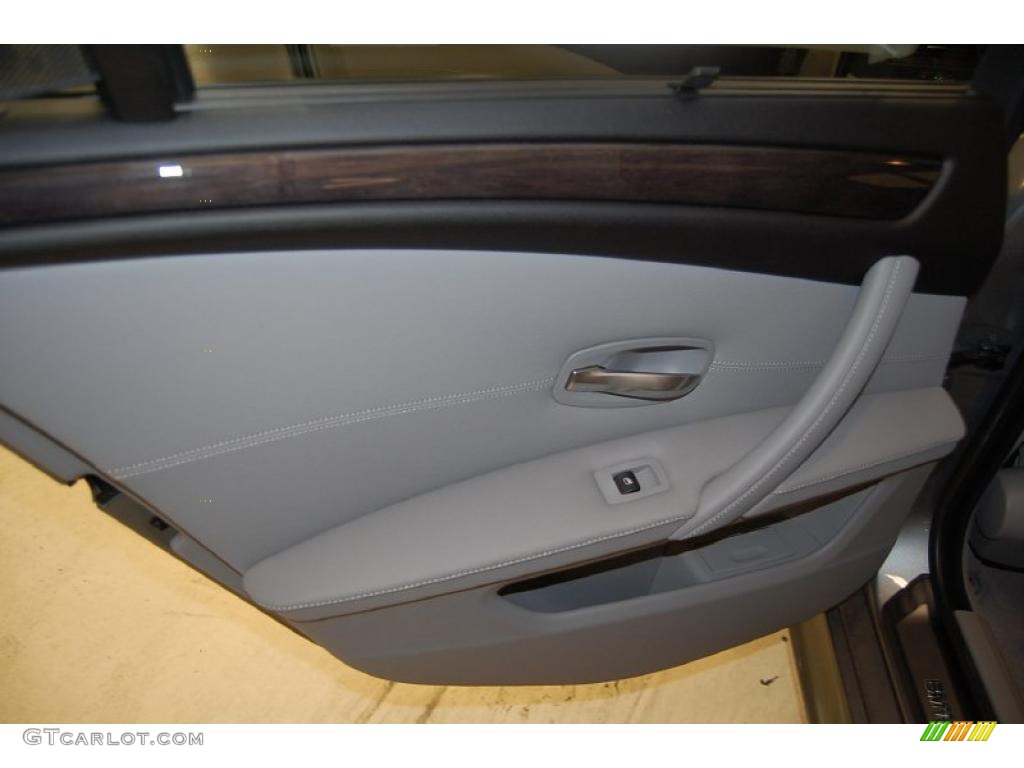 2009 BMW 5 Series 550i Sedan Grey Dakota Leather Door Panel Photo #39247971