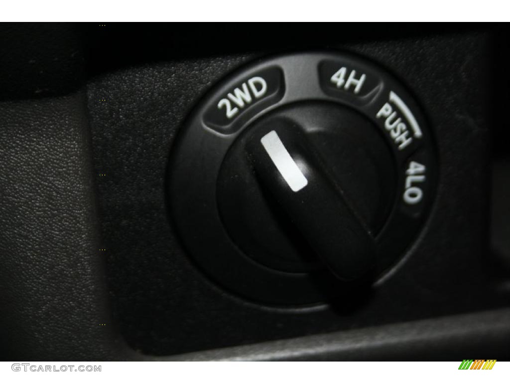 2007 Nissan Frontier SE King Cab 4x4 Controls Photo #39248927