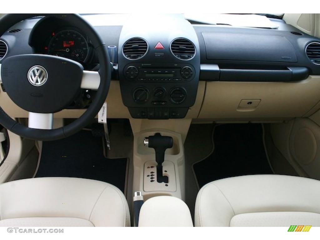 2010 Volkswagen New Beetle 2.5 Coupe Cream Dashboard Photo #39256271