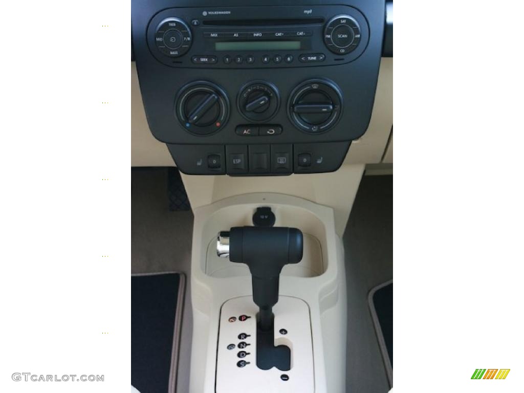 2010 Volkswagen New Beetle 2.5 Coupe Controls Photo #39256275