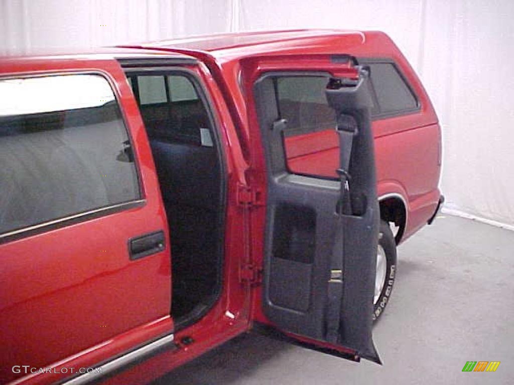 2001 S10 LS Extended Cab 4x4 - Victory Red / Graphite photo #13