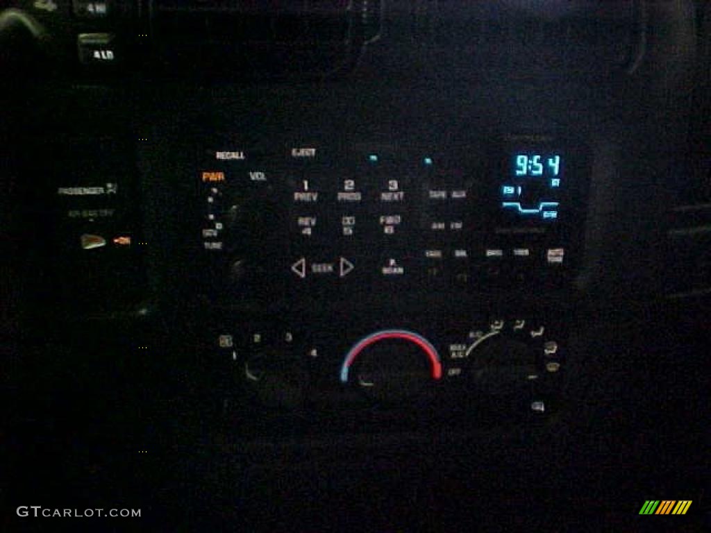 2001 Chevrolet S10 LS Extended Cab 4x4 Controls Photo #39262347