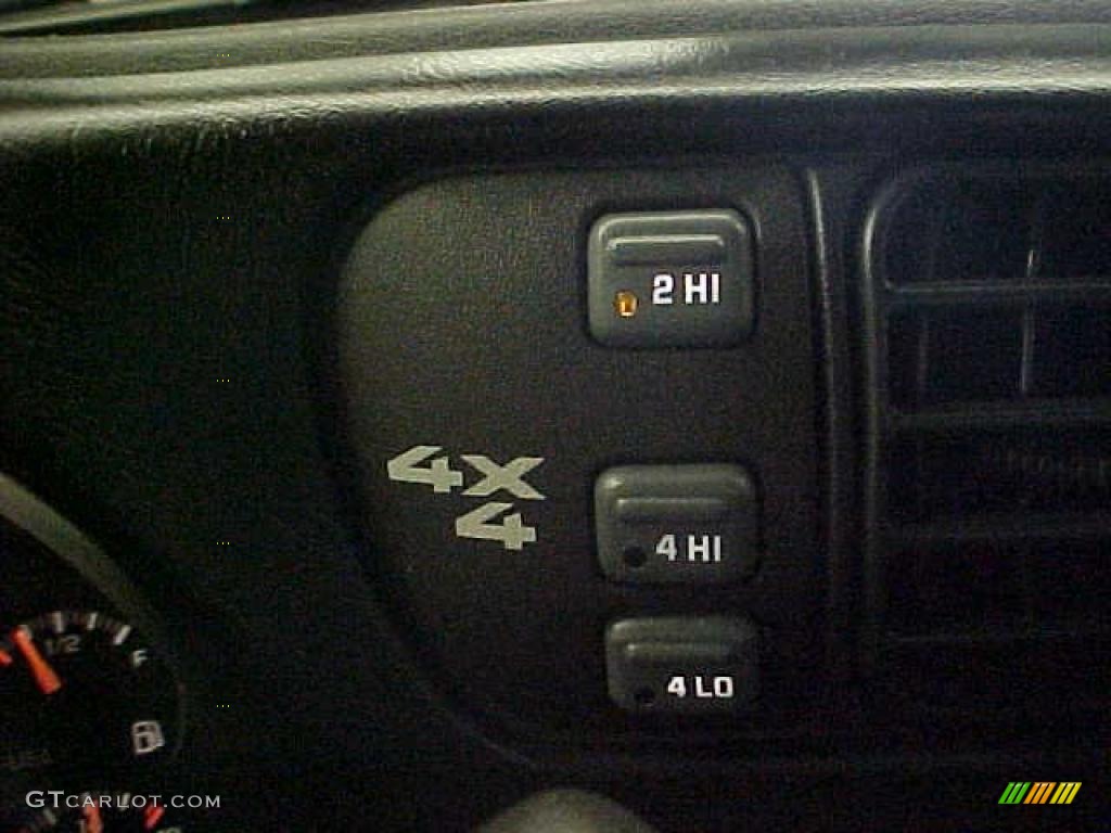 2001 Chevrolet S10 LS Extended Cab 4x4 Controls Photo #39262363