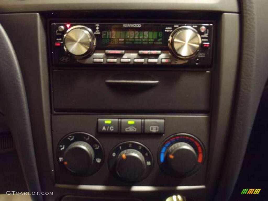 2006 Hyundai Elantra GT Hatchback Controls Photos