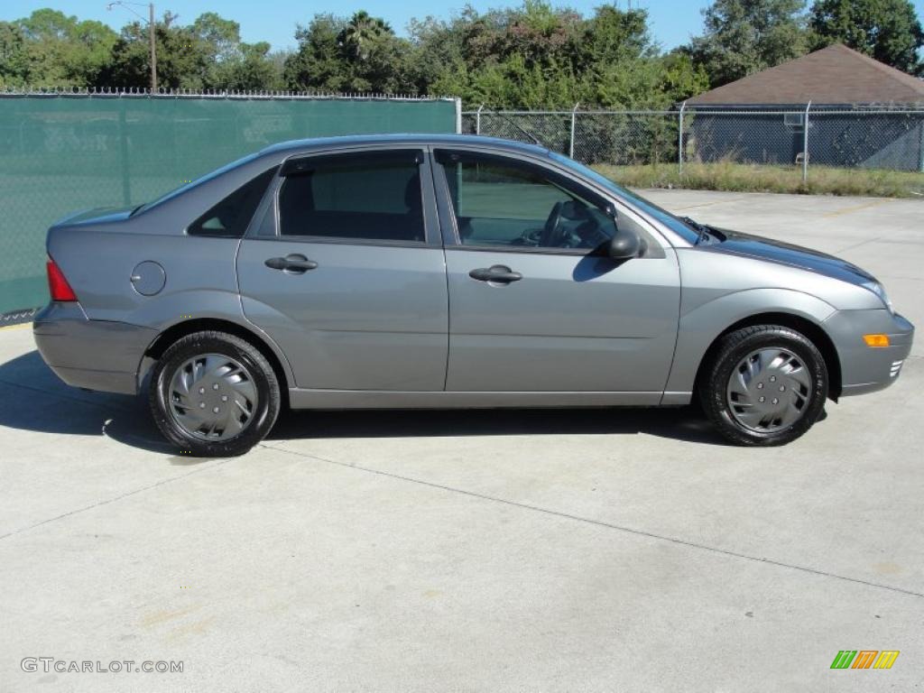 2005 Focus ZX4 SE Sedan - Liquid Grey Metallic / Dark Flint/Light Flint photo #2