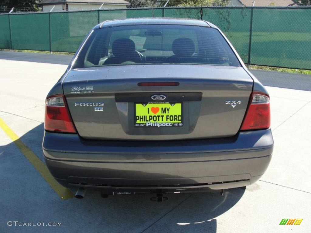 2005 Focus ZX4 SE Sedan - Liquid Grey Metallic / Dark Flint/Light Flint photo #4