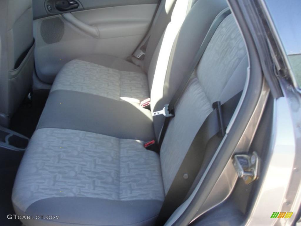 2005 Focus ZX4 SE Sedan - Liquid Grey Metallic / Dark Flint/Light Flint photo #29