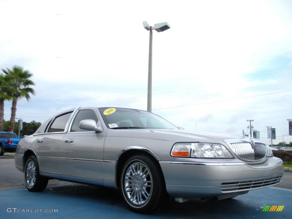 Silver Birch Metallic 2006 Lincoln Town Car Signature Limited Exterior Photo #39274619