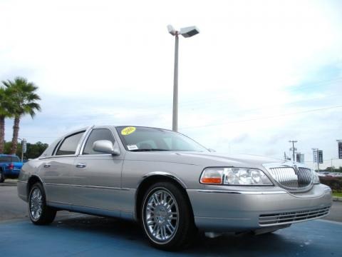 2006 Lincoln Town Car Signature Limited Data, Info and Specs