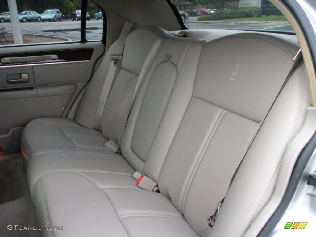 Medium Light Stone Interior 2006 Lincoln Town Car Signature Limited Photo #39274727