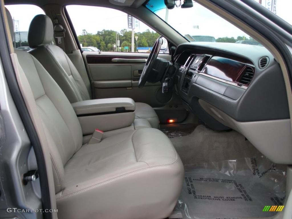 Medium Light Stone Interior 2006 Lincoln Town Car Signature Limited Photo #39274743