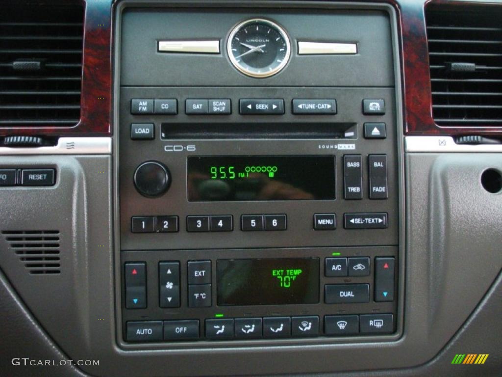 2006 Lincoln Town Car Signature Limited Controls Photo #39274851