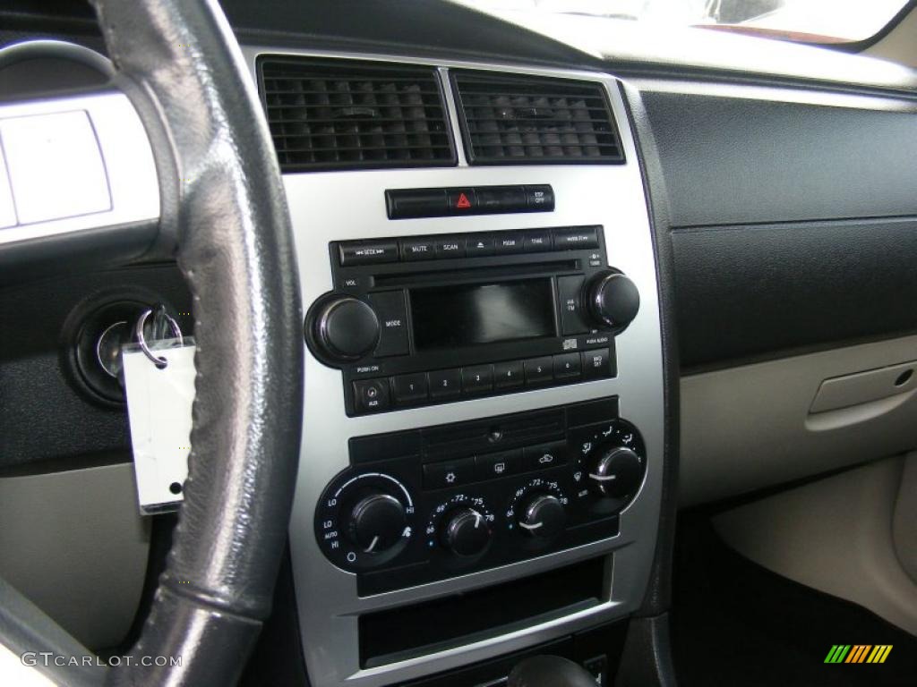2006 Dodge Charger R/T Controls Photo #39281699