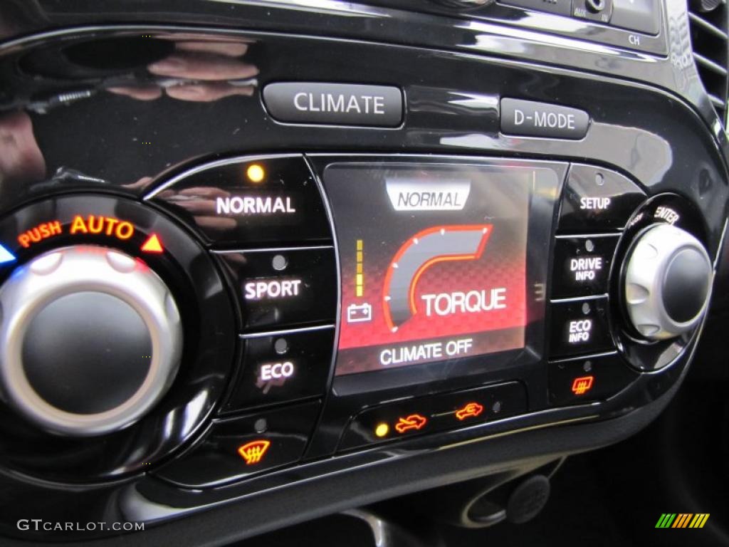 2011 Nissan Juke SV Controls Photo #39288600