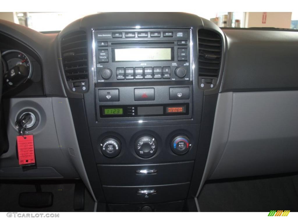 2008 Kia Sorento LX Controls Photo #39288923