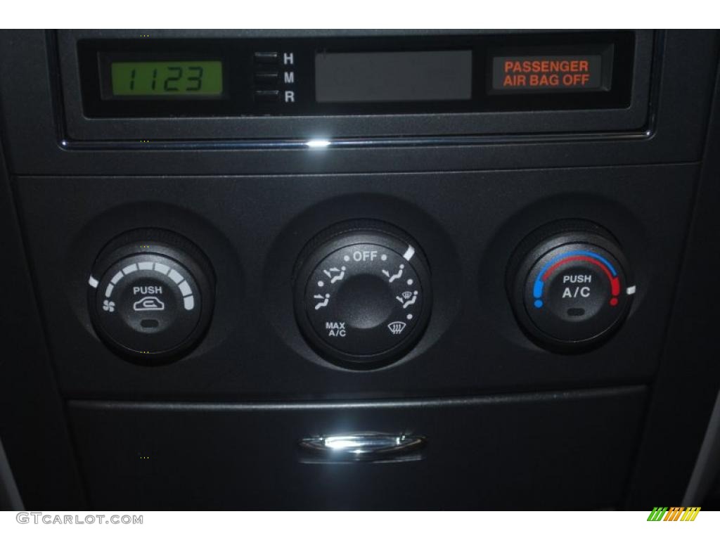 2008 Kia Sorento LX Controls Photo #39288955