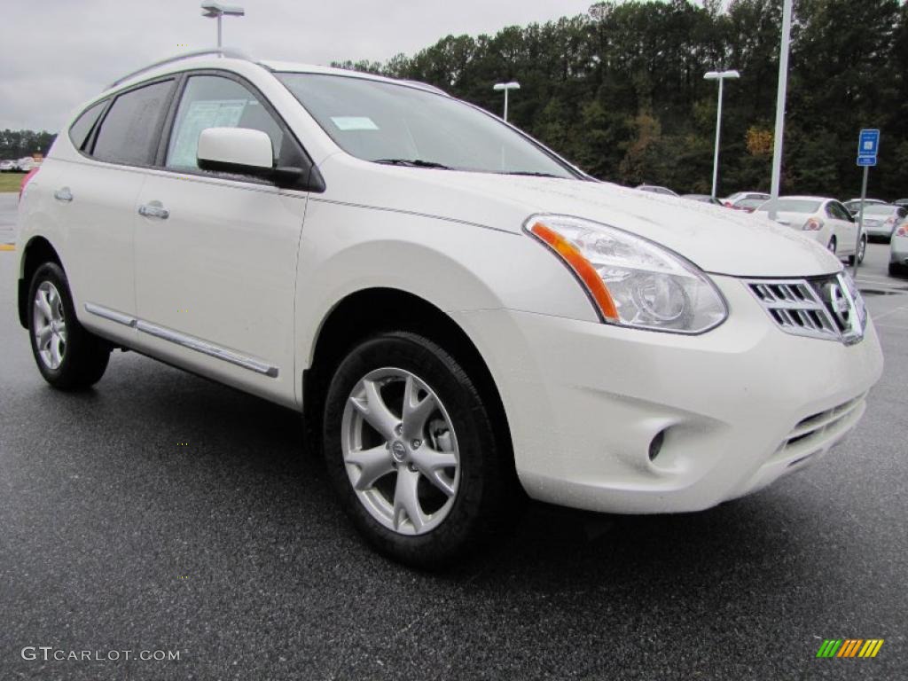 2011 Rogue SV - Pearl White / Black photo #6