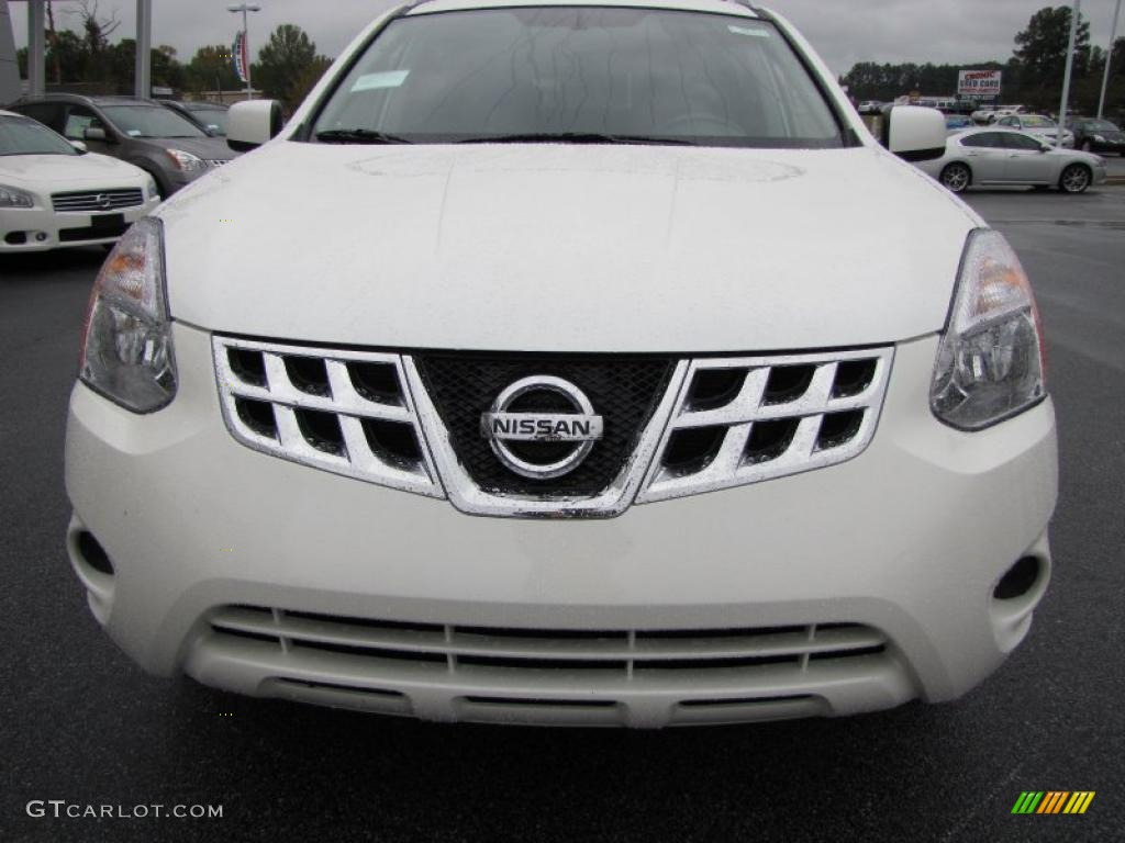 2011 Rogue SV - Pearl White / Black photo #7
