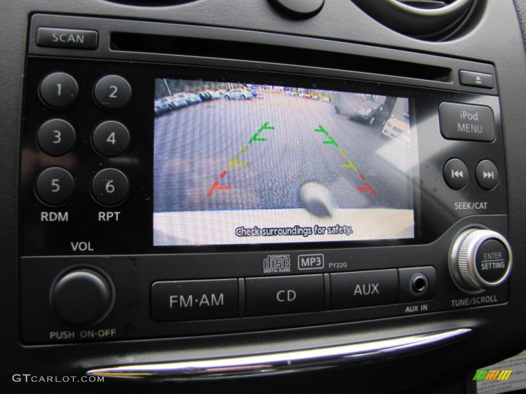 2011 Rogue SV - Pearl White / Black photo #14