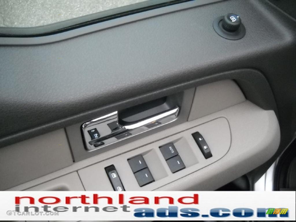 2010 F150 XLT SuperCab 4x4 - Ingot Silver Metallic / Medium Stone photo #16